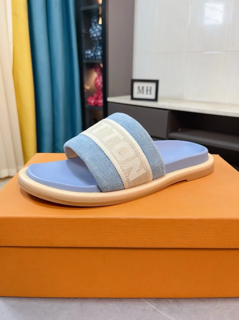 Ex-factory price 360🌹🌹 (lv-Louis Vuitton) New men's slippers, high-end boutique, exquisite embossed logo decoration on the upper, fine workmanship, super soft soles, casual, loose and comfortable, a must-have in summer! \nsize：38-44